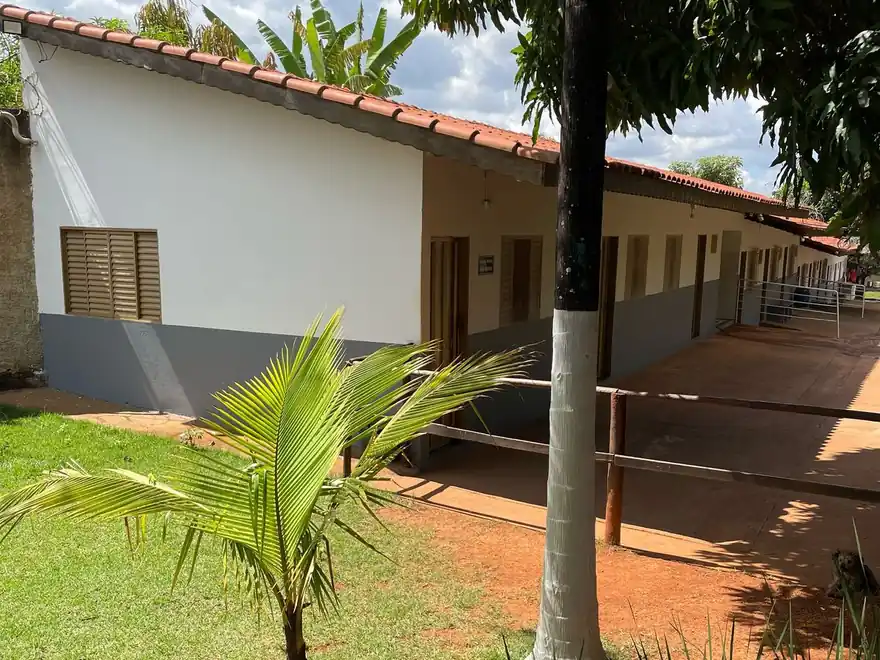 Alojamento com palmeira e área verde na clínica de reabilitação em Patos de Minas