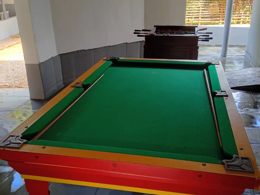 Área de lazer com mesa de sinuca na clínica de reabilitação em Patos de Minas